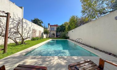 Casa en venta en Lanús Este 4 ambientes con patio y piscina apto credito