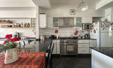 Casa en venta en Lanús Este 4 ambientes con patio y piscina apto credito