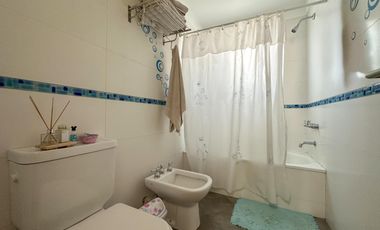 Casa en venta en Lanús Este 4 ambientes con patio y piscina apto credito