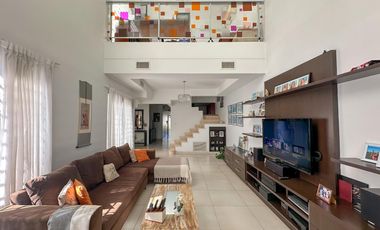 Casa en venta en Lanús Este 4 ambientes con patio y piscina apto credito