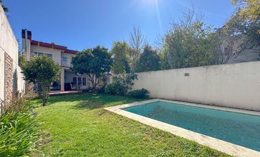 Casa en venta en Lanús Este 4 ambientes con patio y piscina apto credito