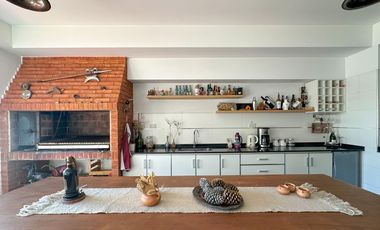 Casa en venta en Lanús Este 4 ambientes con patio y piscina apto credito