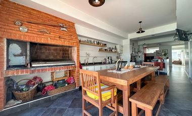 Casa en venta en Lanús Este 4 ambientes con patio y piscina apto credito