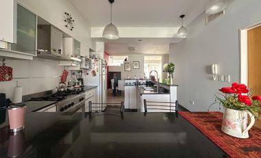 Casa en venta en Lanús Este 4 ambientes con patio y piscina apto credito