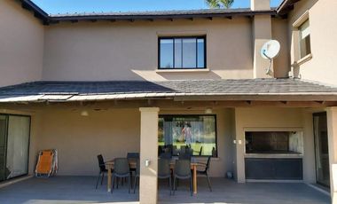 Casa 5 dormitorios, lote 1600m2, 537m2 construidos  - Funes Hills - San Marino