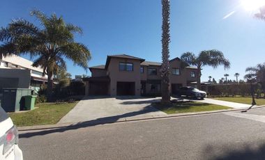 Casa 5 dormitorios, lote 1600m2, 537m2 construidos  - Funes Hills - San Marino