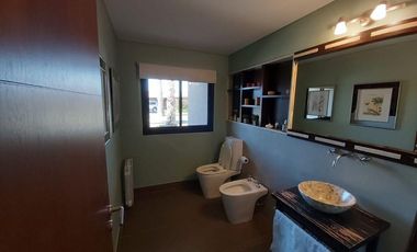 Casa 5 dormitorios, lote 1600m2, 537m2 construidos  - Funes Hills - San Marino