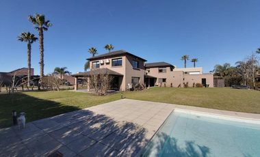 Casa 5 dormitorios, lote 1600m2, 537m2 construidos  - Funes Hills - San Marino