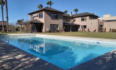 Casa 5 dormitorios, lote 1600m2, 537m2 construidos  - Funes Hills - San Marino