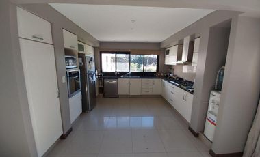 Casa 5 dormitorios, lote 1600m2, 537m2 construidos  - Funes Hills - San Marino