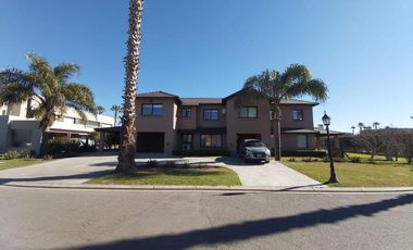 Casa 5 dormitorios, lote 1600m2, 537m2 construidos  - Funes Hills - San Marino