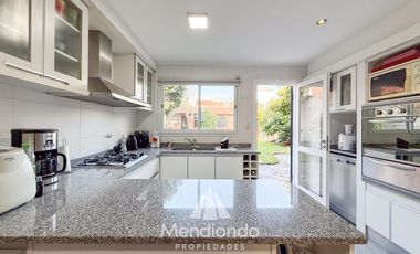 Casa 5 ambientes con cochera y Quincho en Güemes (Stella Maris)