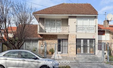 Casa 5 ambientes con cochera y Quincho en Güemes (Stella Maris)