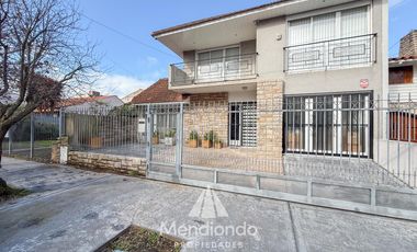 Casa 5 ambientes con cochera y Quincho en Güemes (Stella Maris)