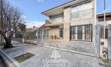 Casa 5 ambientes con cochera y Quincho en Güemes (Stella Maris)