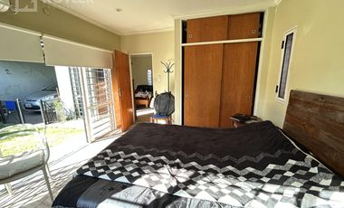 Casa con un dormitorios, jardin, parrilla y cochera