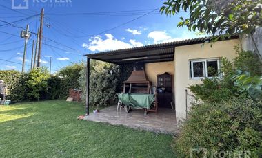 Casa con un dormitorios, jardin, parrilla y cochera