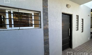 Casa con un dormitorios, jardin, parrilla y cochera