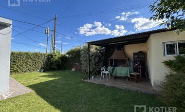 Casa con un dormitorios, jardin, parrilla y cochera