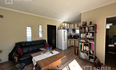 Casa con un dormitorios, jardin, parrilla y cochera