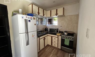 Casa con un dormitorios, jardin, parrilla y cochera