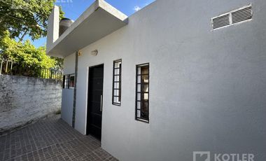 Casa con un dormitorios, jardin, parrilla y cochera