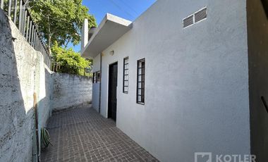 Casa con un dormitorios, jardin, parrilla y cochera