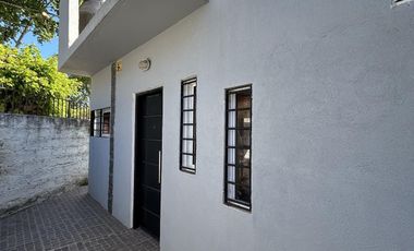 Casa con un dormitorios, jardin, parrilla y cochera