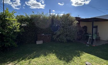 Casa con un dormitorios, jardin, parrilla y cochera