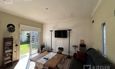 Casa con un dormitorios, jardin, parrilla y cochera