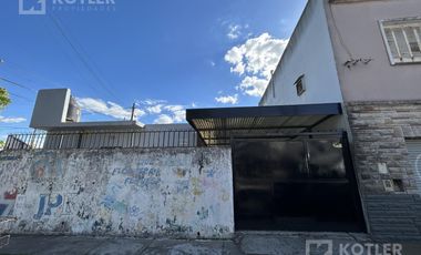 Casa con un dormitorios, jardin, parrilla y cochera