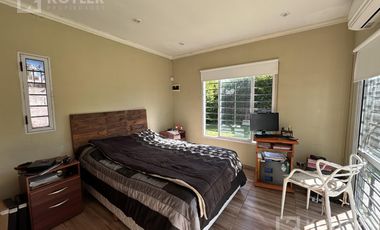 Casa con un dormitorios, jardin, parrilla y cochera