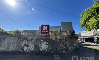 Casa con un dormitorios, jardin, parrilla y cochera