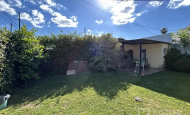Casa con un dormitorios, jardin, parrilla y cochera