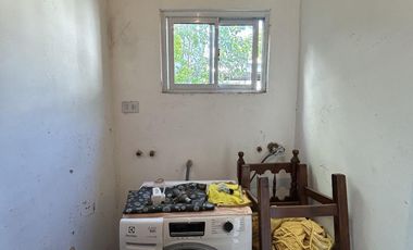 Casa con un dormitorios, jardin, parrilla y cochera