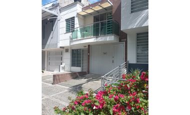CASA BIFAMILIAR EN VENTA – BARRIO ARGOS