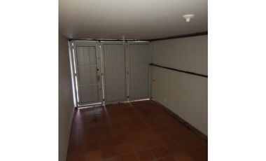 CASA BIFAMILIAR EN VENTA – BARRIO ARGOS