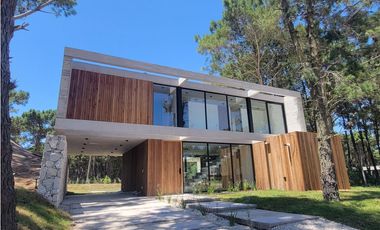 CASA A ESTRENAR BARRIO PIONEROS