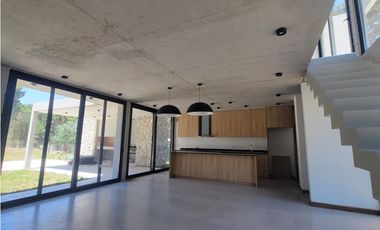 CASA A ESTRENAR BARRIO PIONEROS