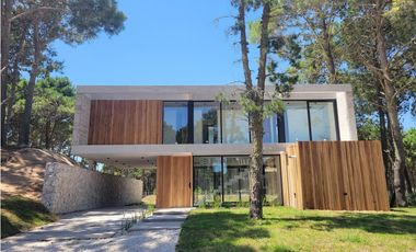 CASA A ESTRENAR BARRIO PIONEROS