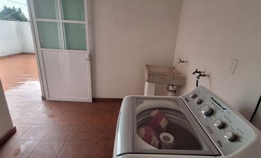 Venta de casa en San Miguel Totocuitlapilco, con terraza