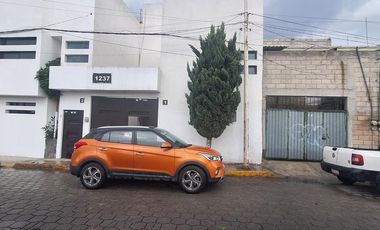 Venta de casa en San Miguel Totocuitlapilco, con terraza