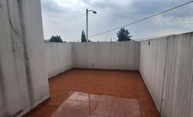 Venta de casa en San Miguel Totocuitlapilco, con terraza
