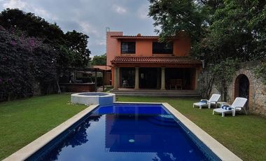 Casa Con Alberca en Fraccionamiento JIUTEPEC