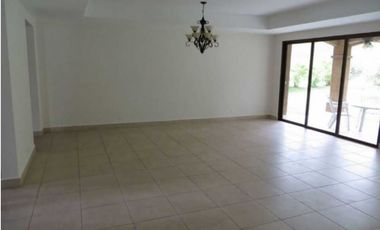 CASA EN VENTA EN EMBASSY CLUB CLAYTON, 4 REC