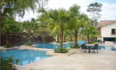 CASA EN VENTA EN EMBASSY CLUB CLAYTON, 4 REC