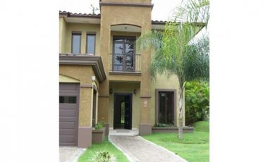 CASA EN VENTA EN EMBASSY CLUB CLAYTON, 4 REC