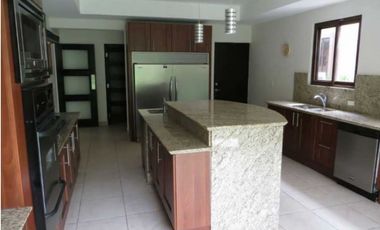 CASA EN VENTA EN EMBASSY CLUB CLAYTON, 4 REC