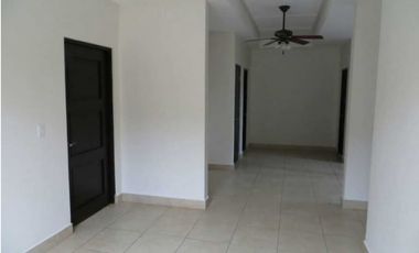 CASA EN VENTA EN EMBASSY CLUB CLAYTON, 4 REC