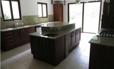 CASA EN VENTA EN EMBASSY CLUB CLAYTON, 4 REC